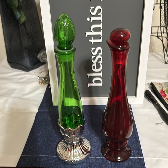 Vintage Avon Empire Green Decanter/Bud Vase and Ruby Red Bud Vase. Set of Two. - Picture 3 of 11